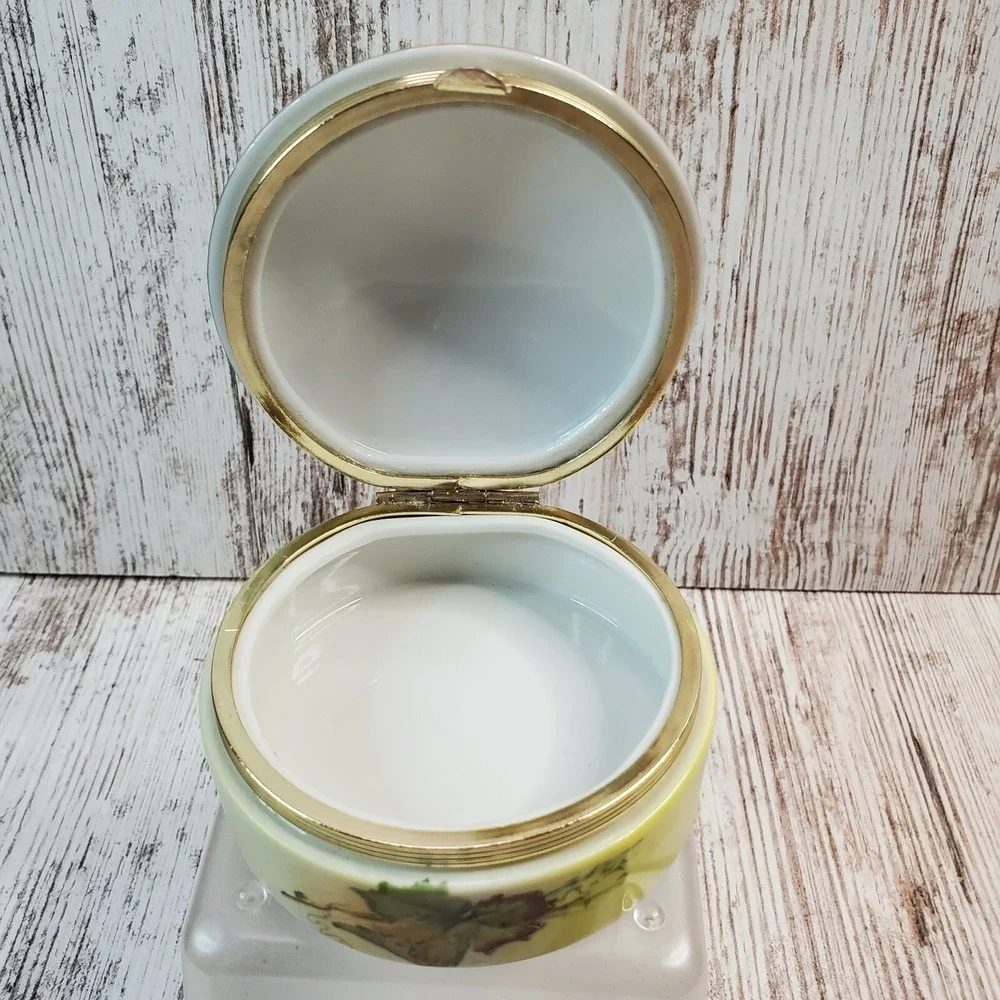 Vintage Porcelain Round Trinket Box Grapes Leaves Leaf Design Gold Trim #10798